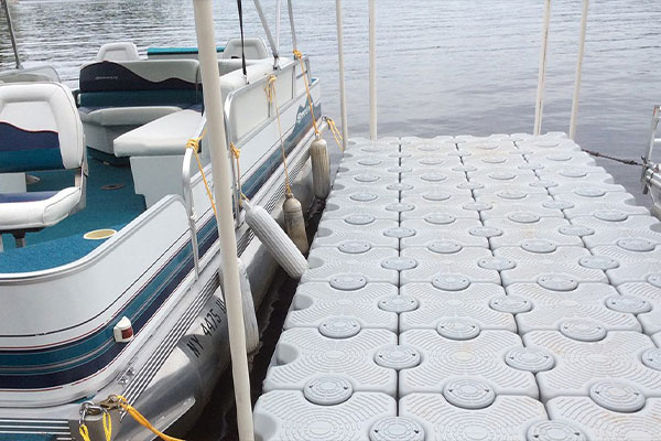 A floating courtesy dock